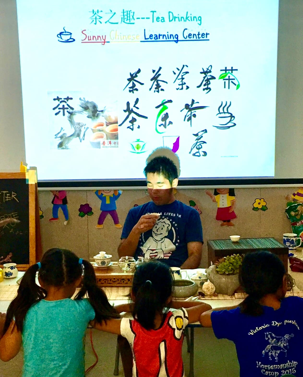 老师向学生们讲解中国茶文化。